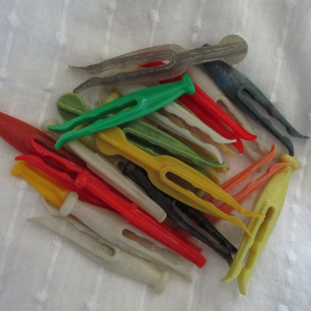 Vtg set of 22 MCM plastic clothes pins